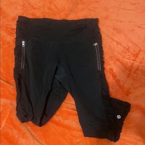 Black cropped lulu lemon leggings.